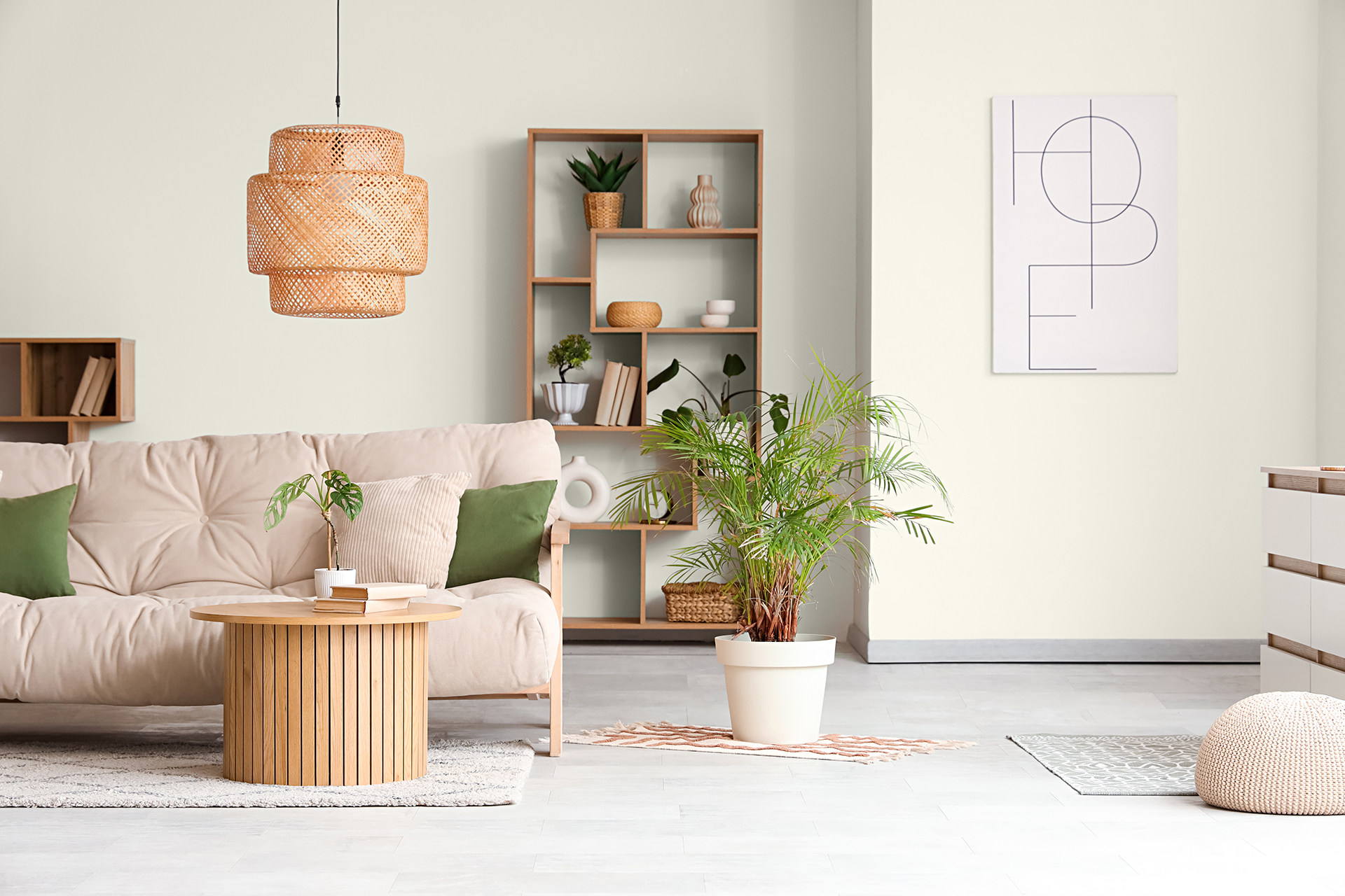 Salon w stylu skandynawskim – inspiracje ze ścianami w białym kolorze. Użyta farba to MAGNAT Ceramic C1 Biały Diament.